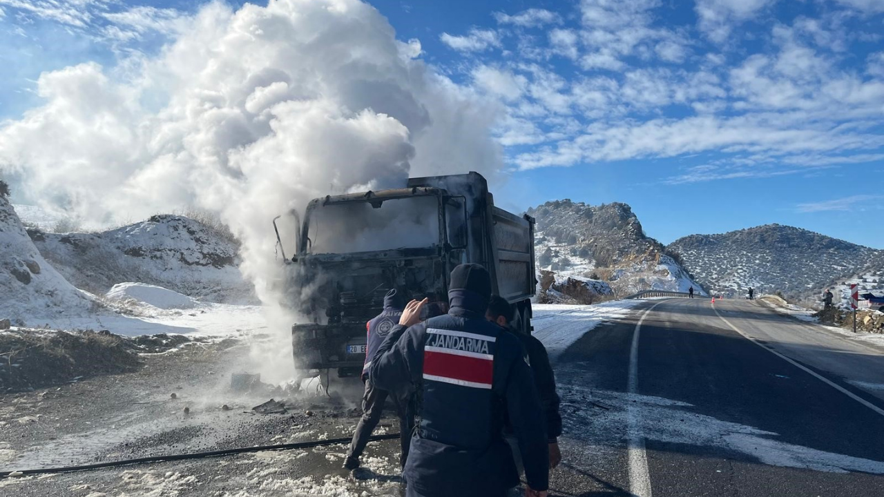 Yozgat’ta Seyir Halindeki Kamyon Alev Alev Yandı (2)