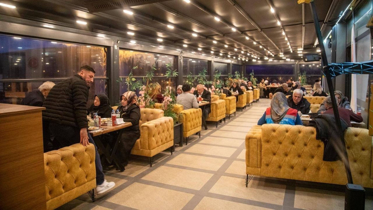 Akdağmadeni'nde Büyük Aile Sofrası İftarı Düzenlendi (2)