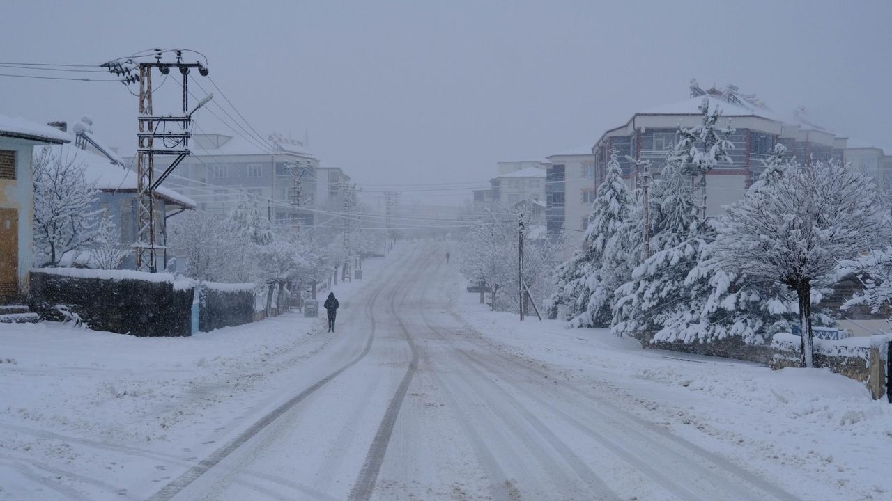 Akdağmadeni’nde Karla Mücadele Aralıksız Sürüyor (1)