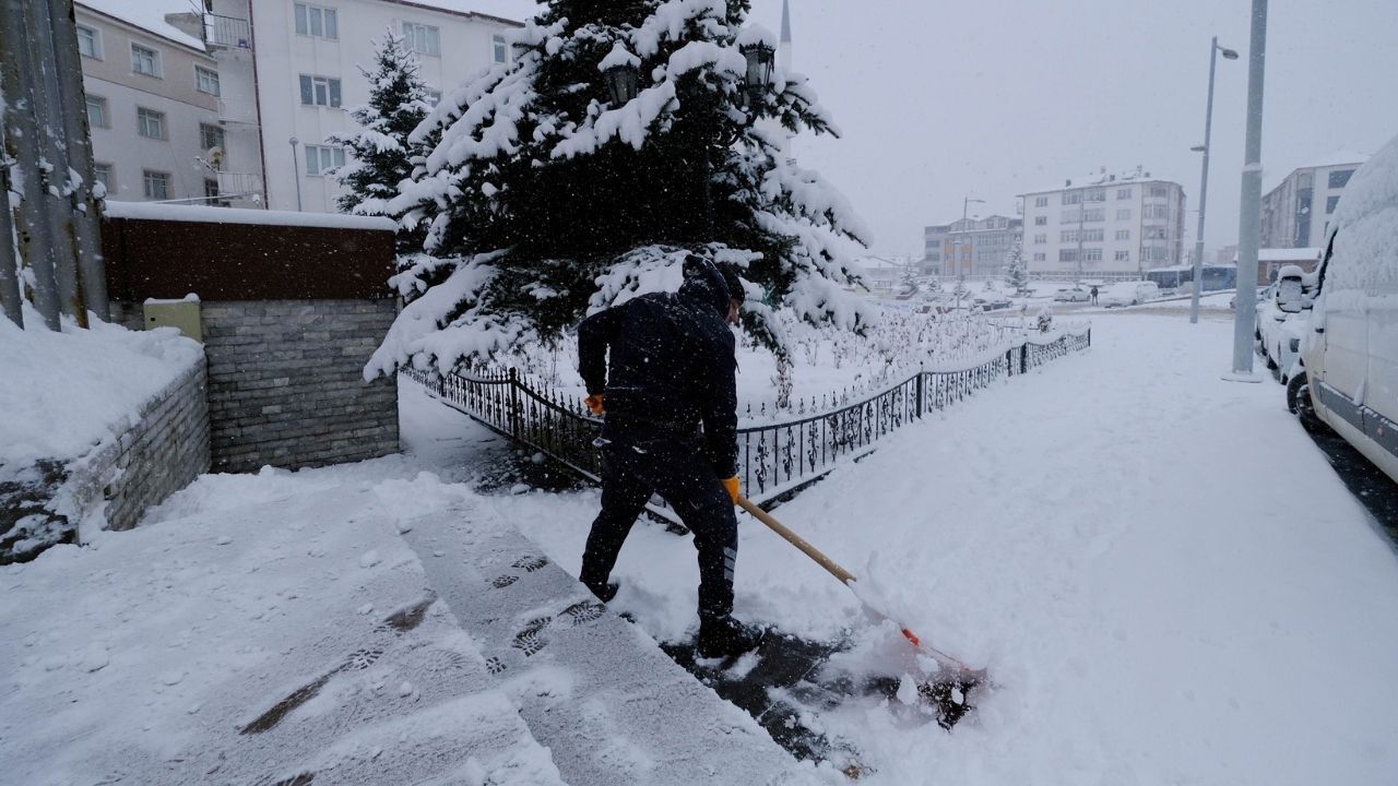 Akdağmadeni’nde Karla Mücadele Aralıksız Sürüyor (4)