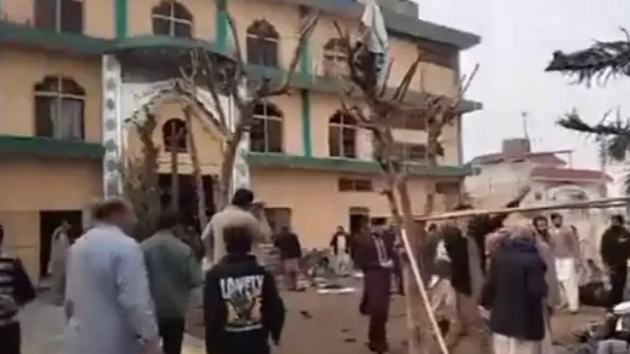 Cuma Namazında Kanlı Saldırı Camide Patlama, 10 Ölü 80 Yaralı (1)