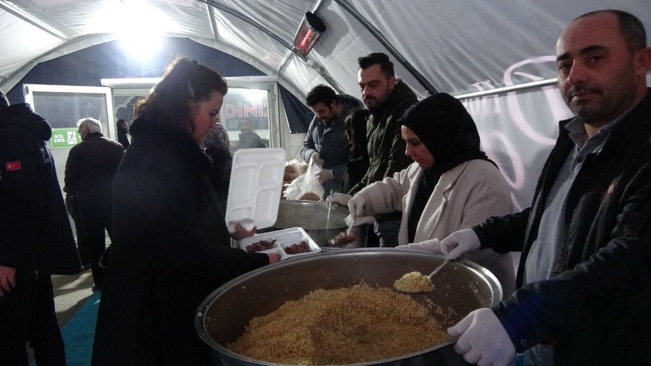 Geleneksel İftar Çadırında Bin Kişiye Sıcak Yemek (1)