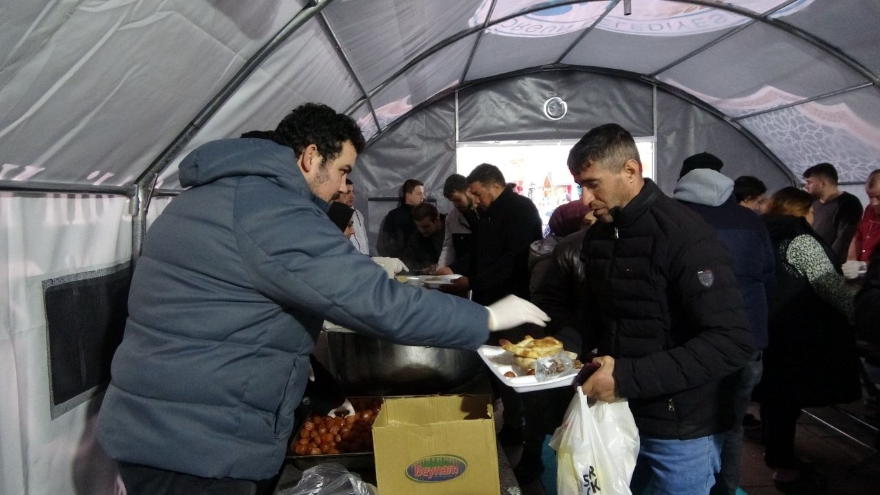 Geleneksel İftar Çadırında Bin Kişiye Sıcak Yemek (4)