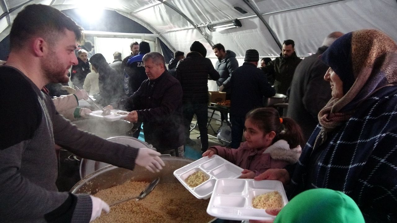 Geleneksel İftar Çadırında Bin Kişiye Sıcak Yemek (5)