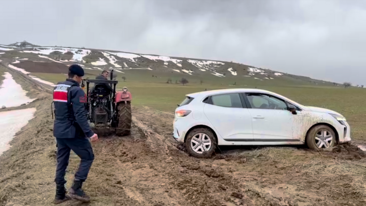 Jandarma Anında Müdahale Etti Mahsur Kalan Aile Ortak Çabayla Kurtarıldı (2)