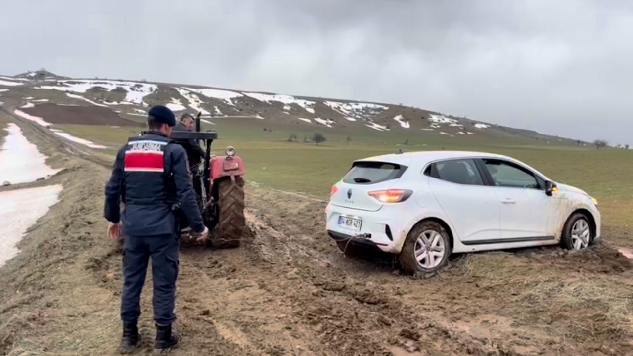Jandarma Anında Müdahale Etti Mahsur Kalan Aile Ortak Çabayla Kurtarıldı (3)