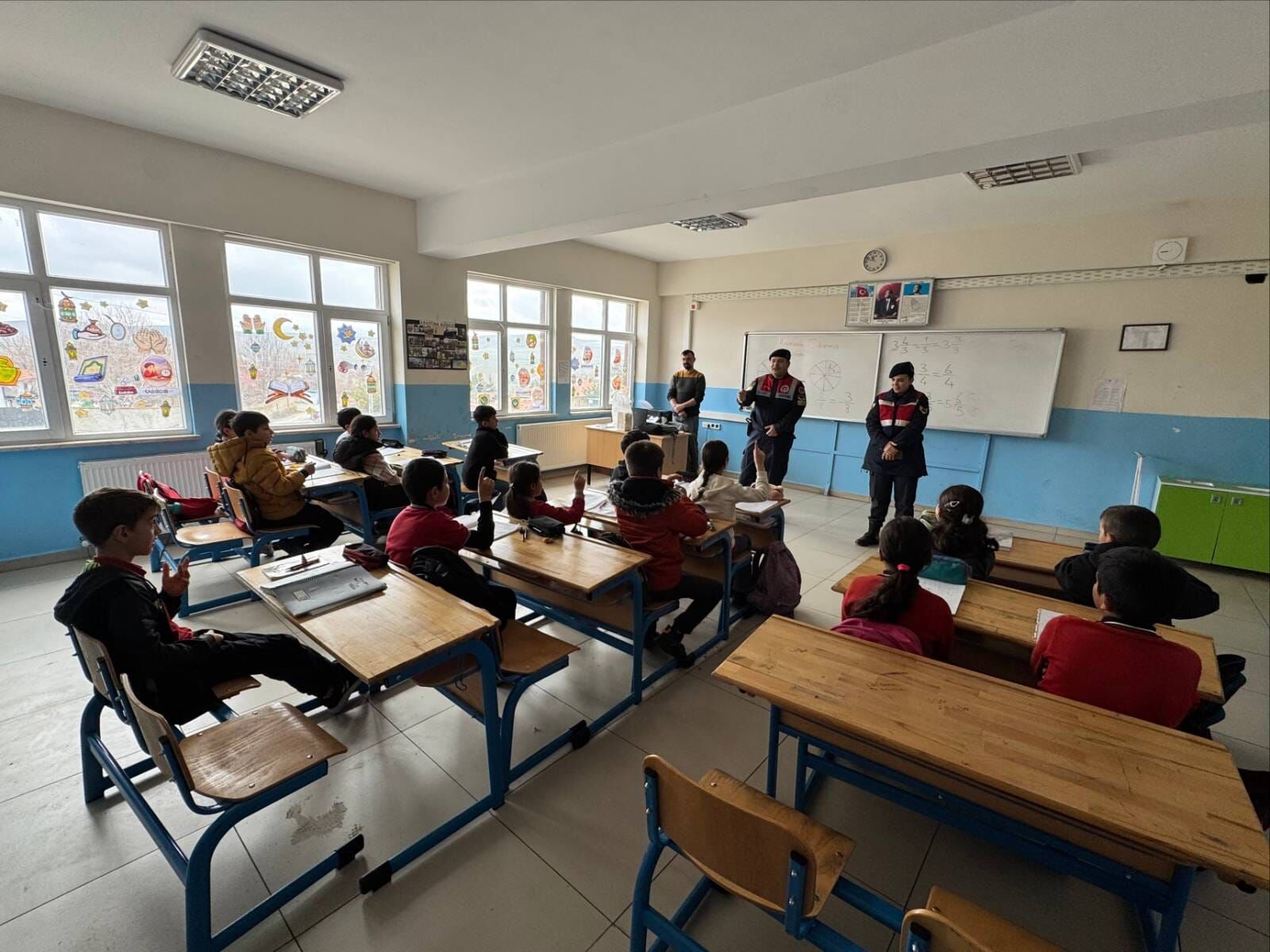 Jandarma Yozgat'ta Öğrencileri Bilgilendirmeye Devam Ediyor