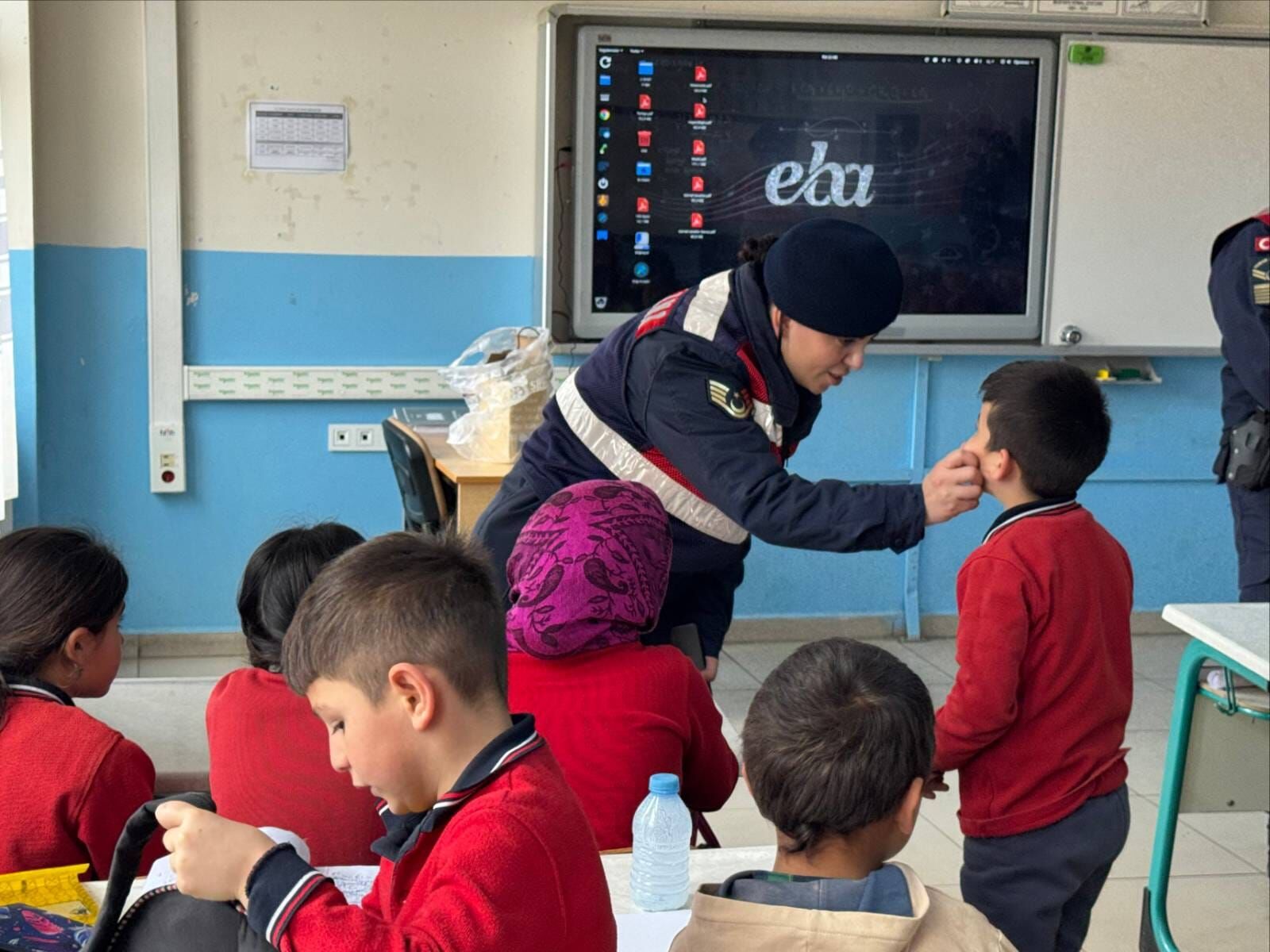 Jandarma Yozgat'ta Öğrencileri Bilgilendirmeye Devam Ediyor1