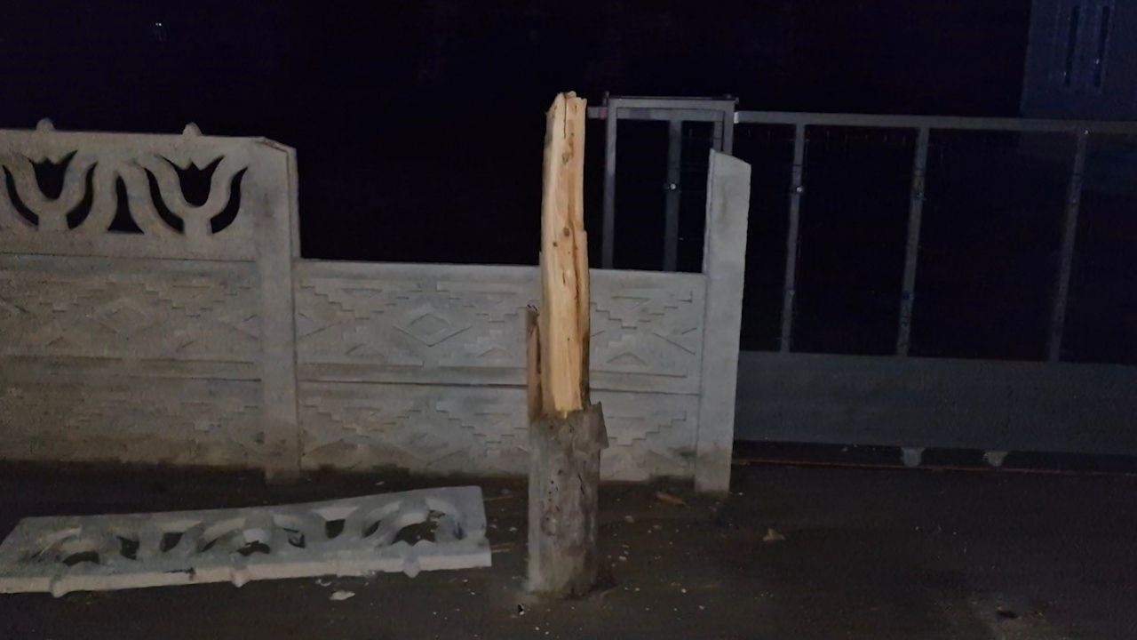 Kamyon Elektrik Ve Telefon Hatlarını Kopardı! (1)