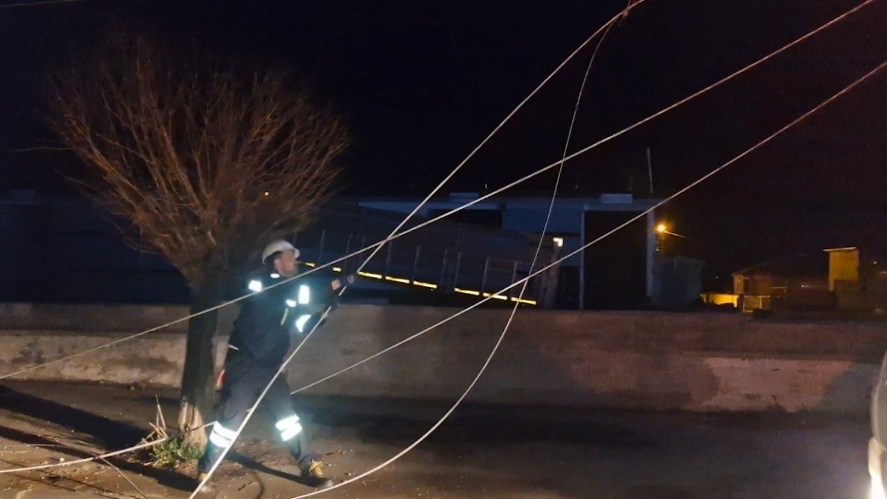 Kamyon Elektrik Ve Telefon Hatlarını Kopardı!