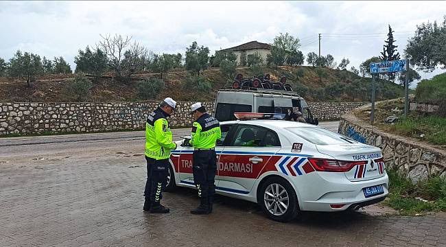 Akdağmadeni'nde Sürücü Belgesiz Yakalandı, 23 Bin TL Ceza ve Trafikten Men