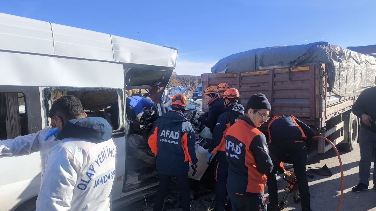 Öğrenci Servisine Tır Çarptı Çok Sayıda Yaralı Var! (1)