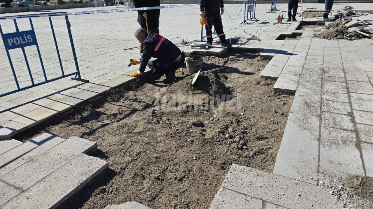 Yozgat Cumhuriyet Meydanı’nda Onarım Başladı Kırılan Taşlar Yenileniyor (3)