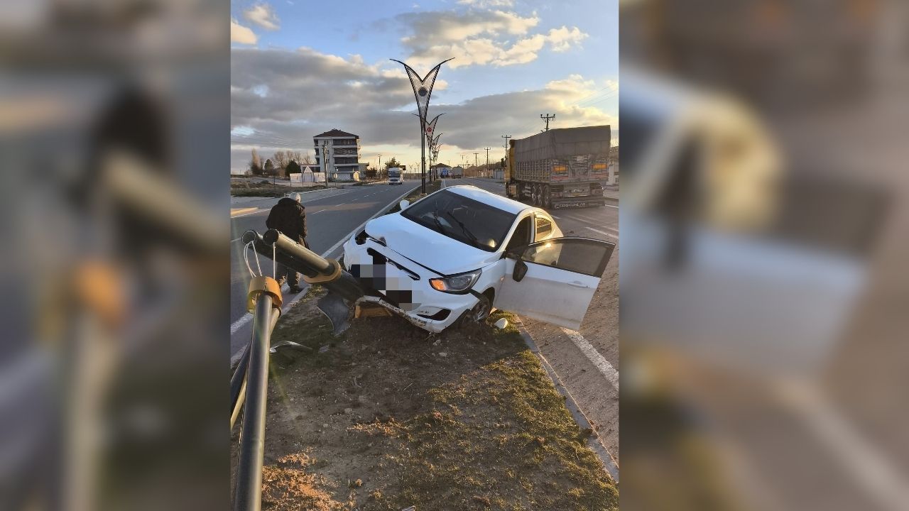 Yozgat Sarıkaya'da Kaza Araç Aydınlatma Direğine Çarptı (1)