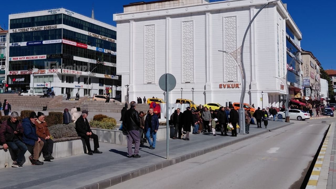 Yozgat'ta Güneş Çıktı Vatandaşlar Meydanları Doldurdu (2)