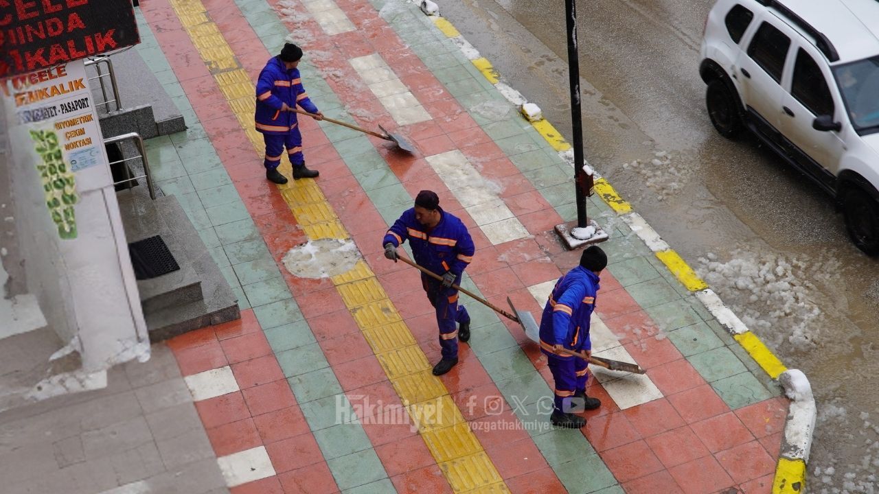 Yozgat’ta Kar Yağışı Sonrası Lise Caddesi’nde Temizlik Başladı (1)