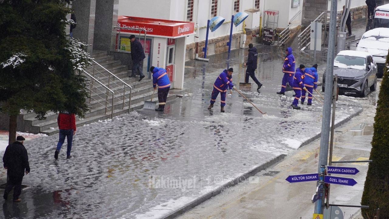 Yozgat’ta Kar Yağışı Sonrası Lise Caddesi’nde Temizlik Başladı (2)