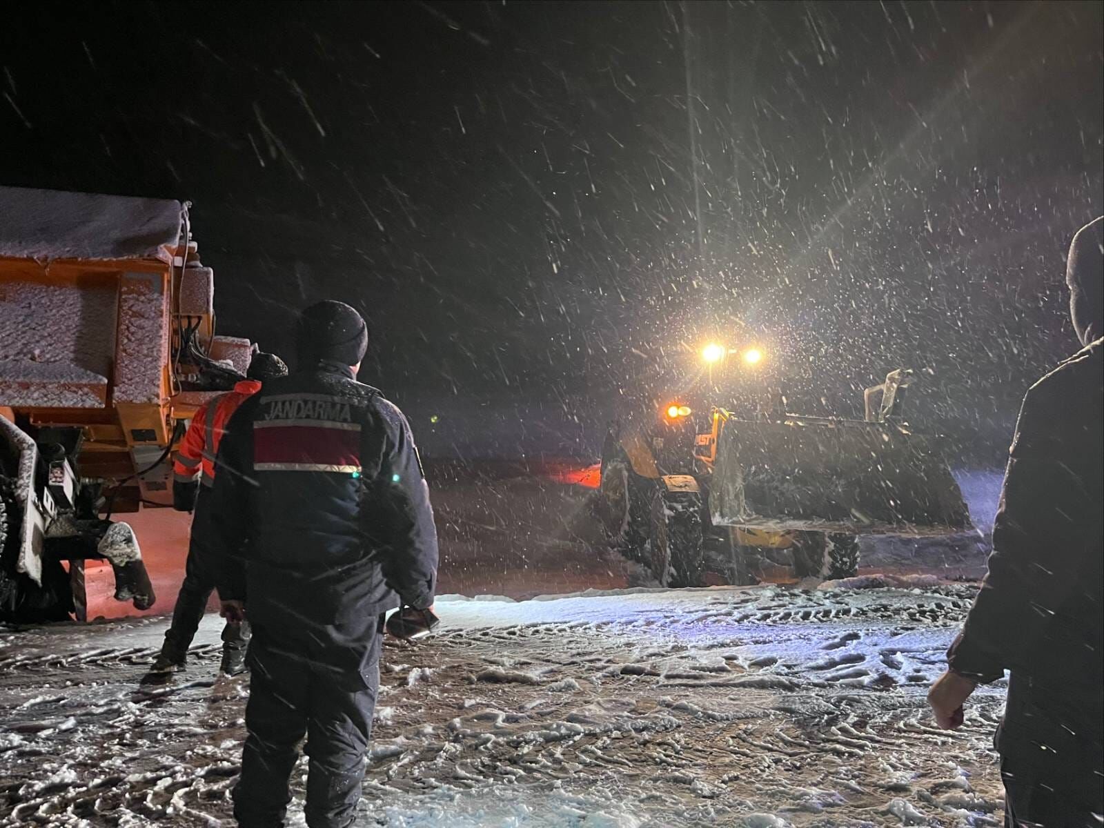 Yozgat'ta Karda Mahsur Kalan Araçlara Yine Onlar Koştu3