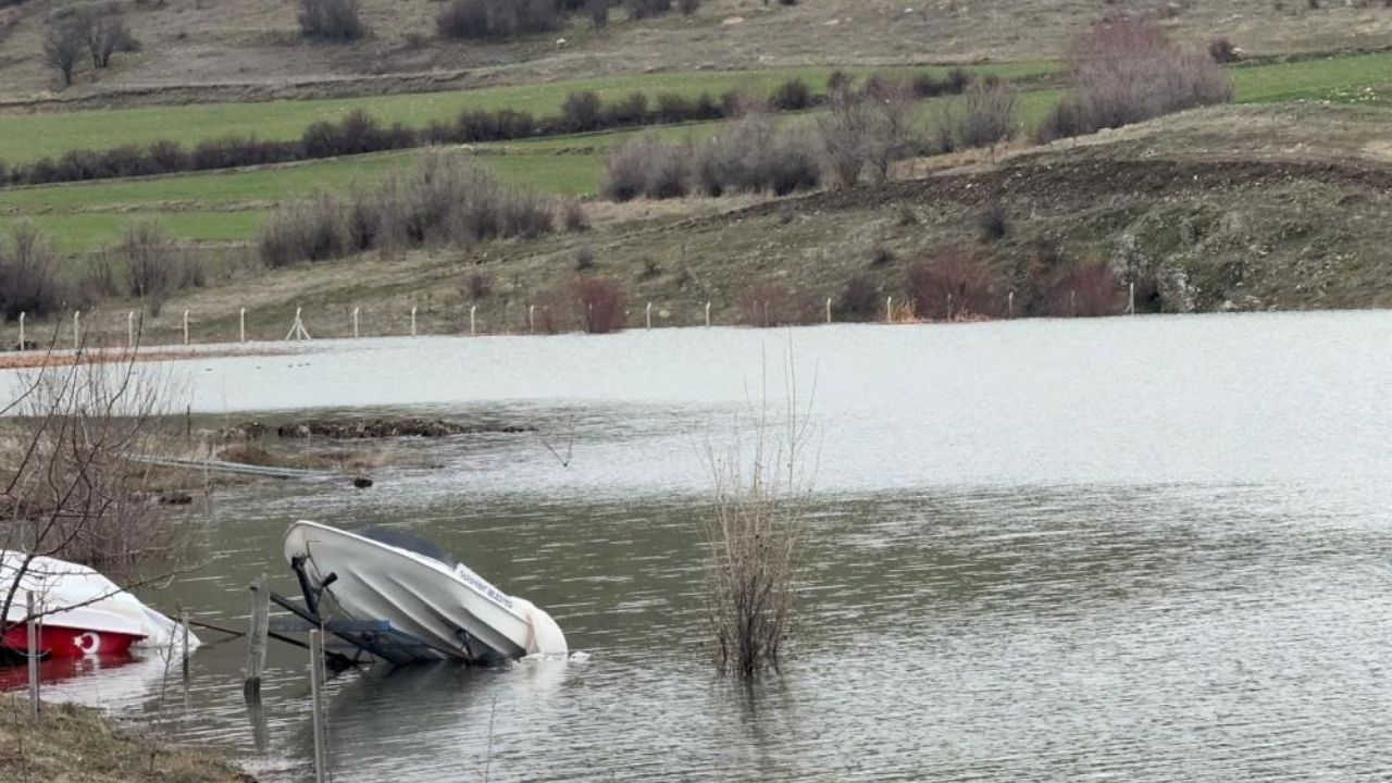 Yozgat’ta Karlar Eridi, Millet Bahçesi Göleti Doldu Taştı (1)