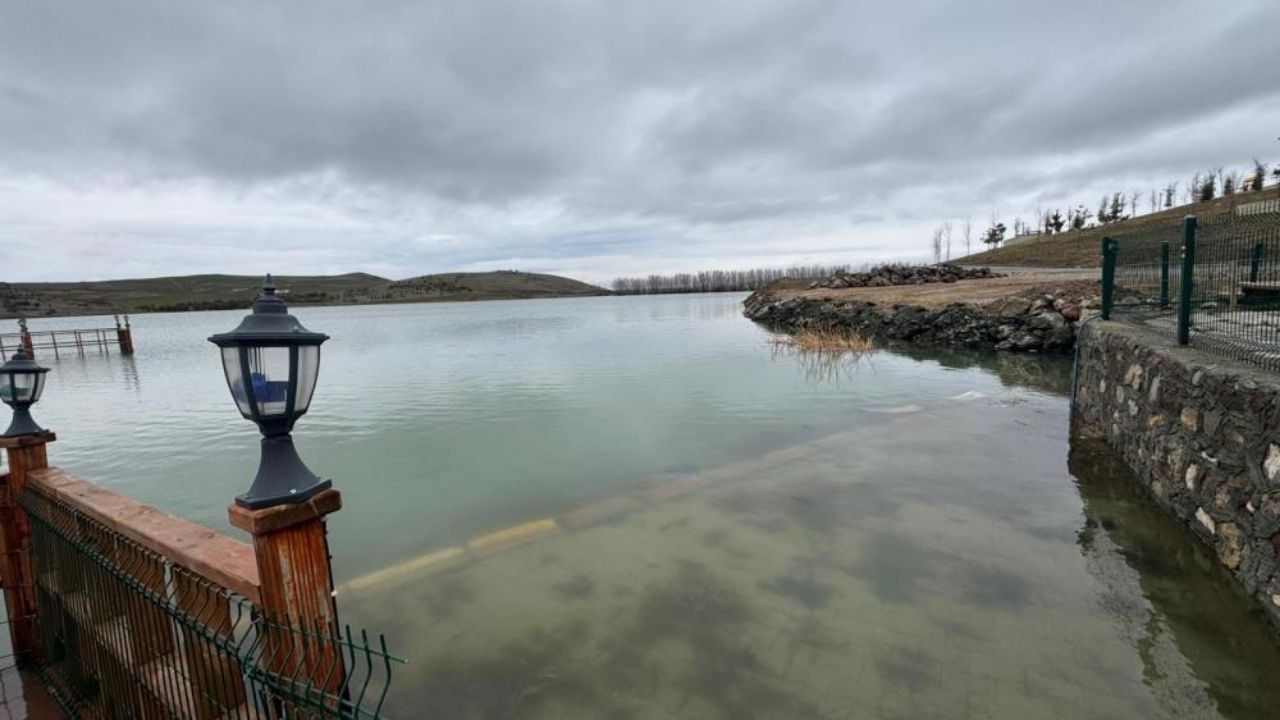 Yozgat’ta Karlar Eridi, Millet Bahçesi Göleti Doldu Taştı (2)
