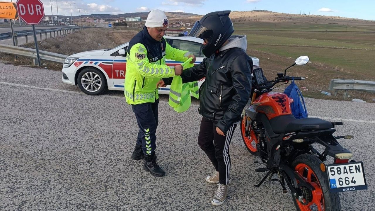 Yozgat’ta Motosiklet Denetimi Reflektif Yelek Dağıtıldı (1)
