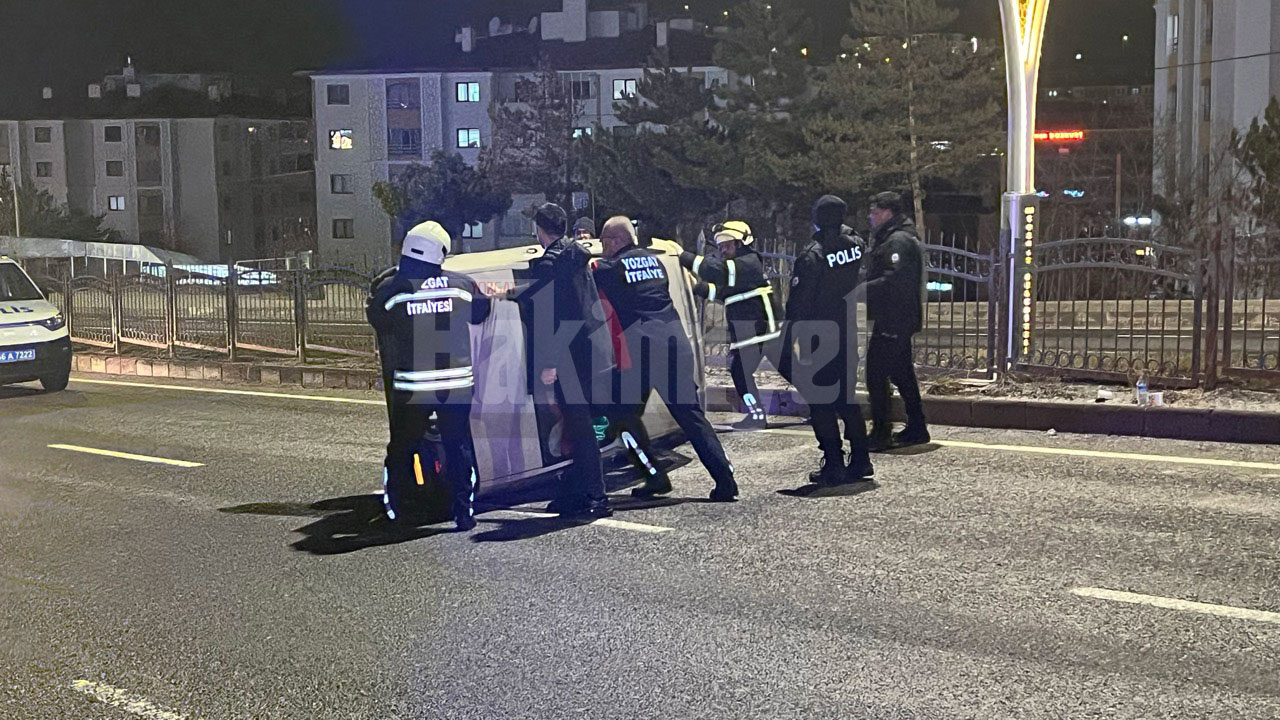Yozgatta Novada A V M Önünde Kaza Araç Takla Attı Yaralılar Var 7
