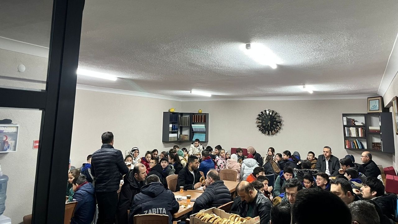 Yozgat’ta Öğrenciler Sabah Namazında Bir Araya Geldi (2)