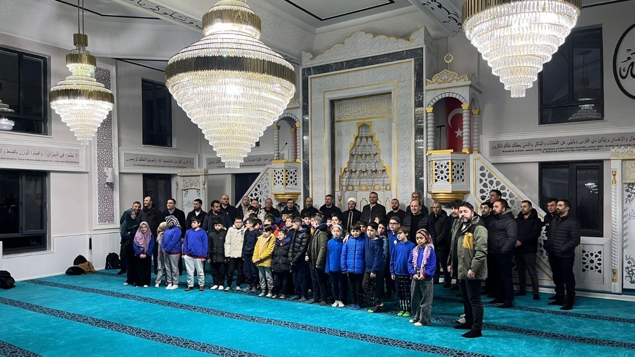 Yozgat’ta Öğrenciler Sabah Namazında Bir Araya Geldi (4)