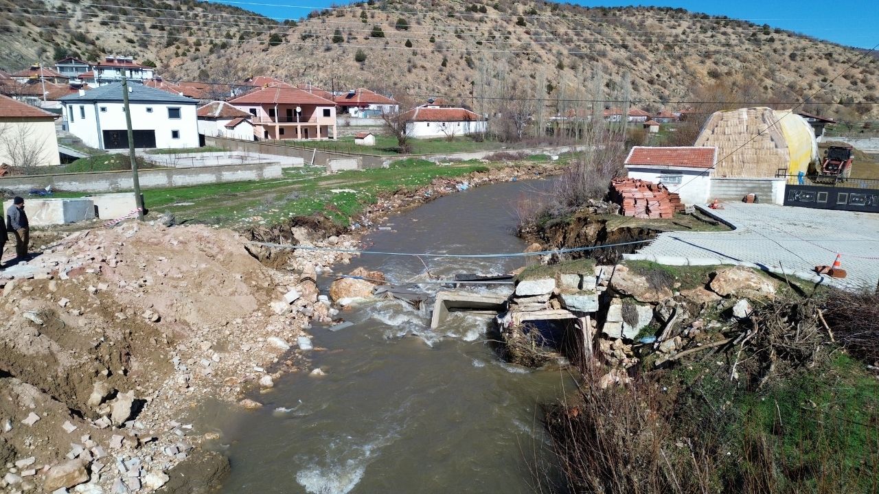 Yozgat’ta Sağanak Sonrası Köprü Yıkıldı, Ulaşım Alternatif Yoldan Sağlanıyor (2)