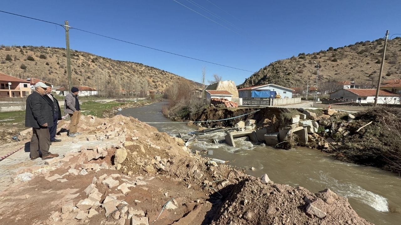 Yozgat’ta Sağanak Sonrası Köprü Yıkıldı, Ulaşım Alternatif Yoldan Sağlanıyor (4)
