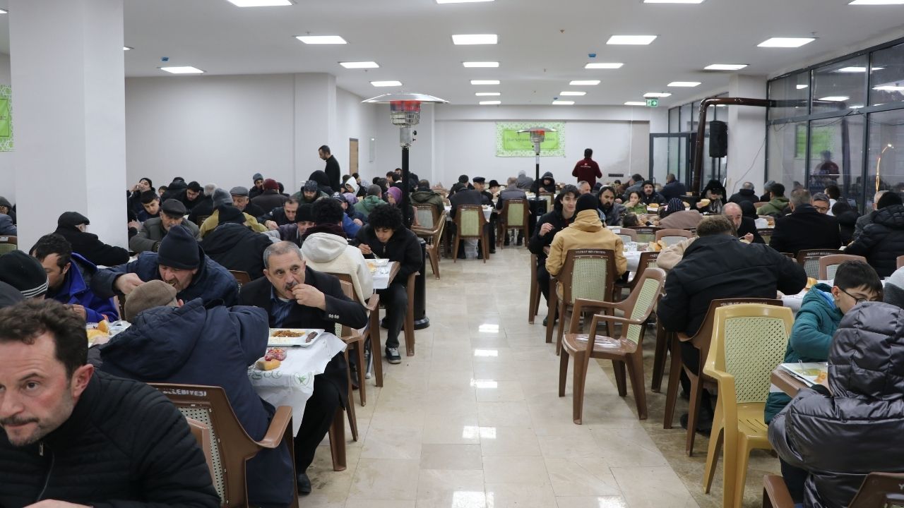 Yozgat'ta Tarihi Çapanoğlu Camisi'nde 800 Kişilik İftar Sofrası Kuruldu (1)