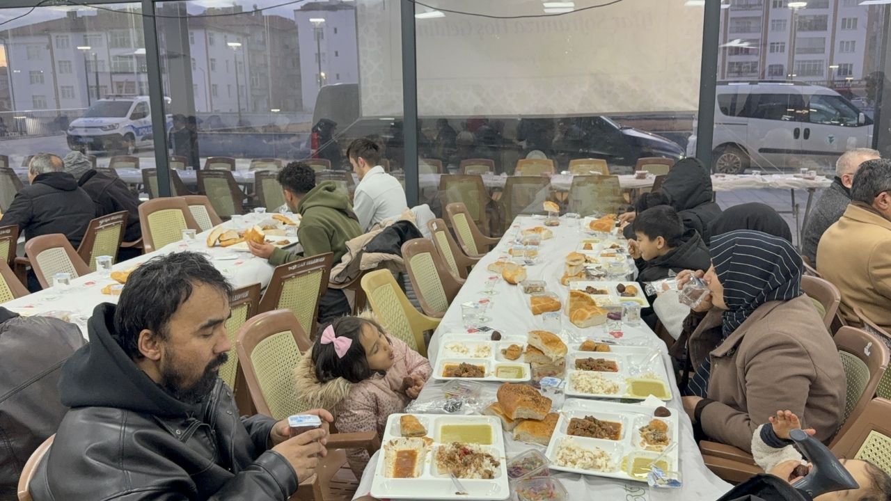 Yozgat'ta Tarihi Çapanoğlu Camisi'nde 800 Kişilik İftar Sofrası Kuruldu (4)