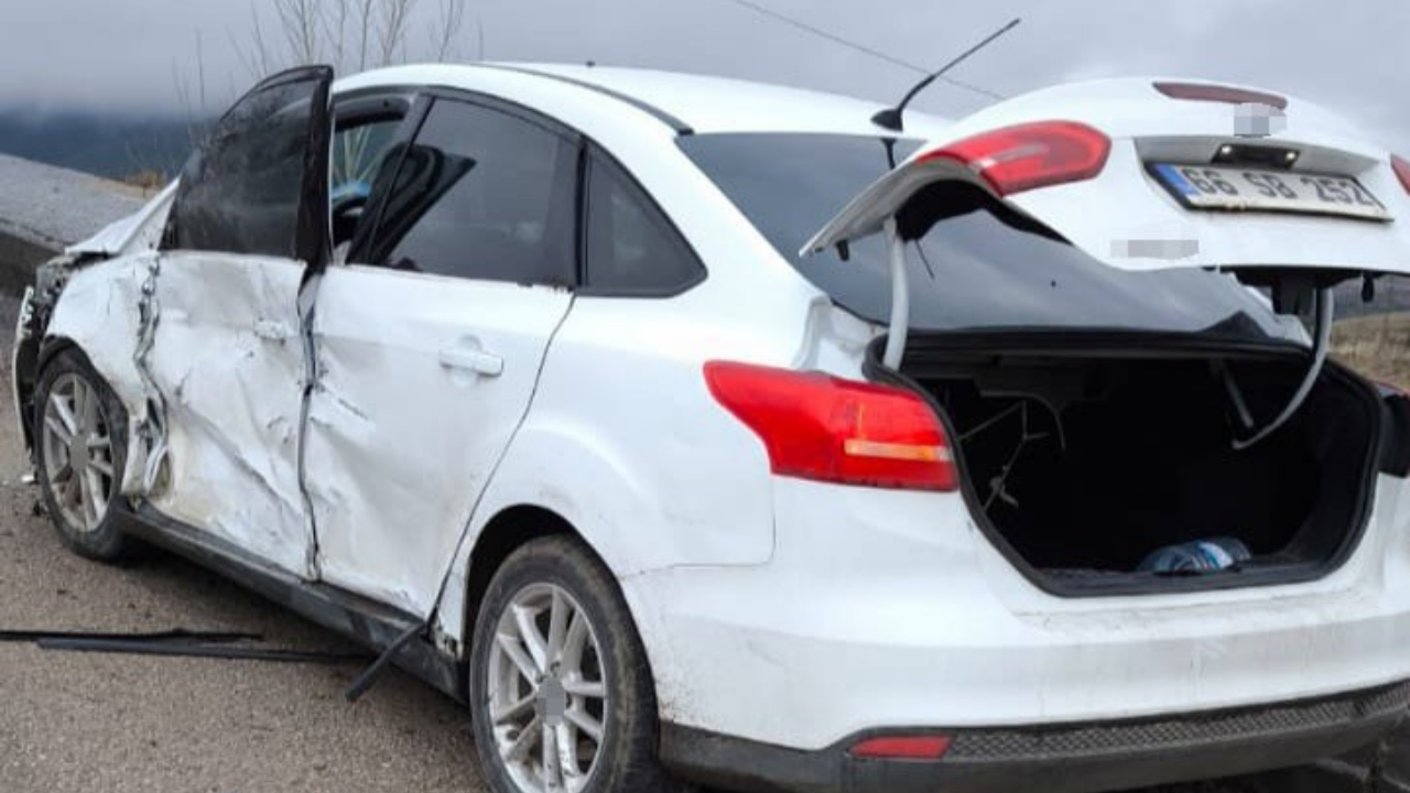 Yozgat’ta Trafik Kazası İki Otomobil Çarpıştı, 4 Kişi Yaralandı (2)