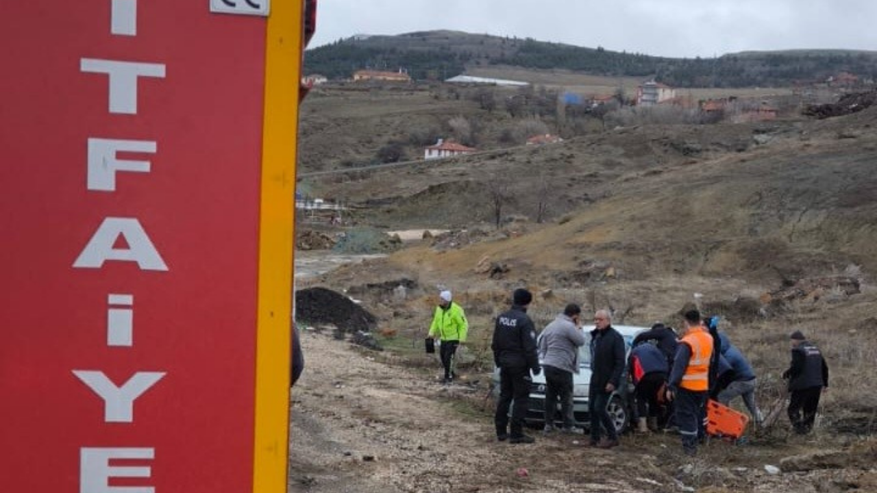 Yozgat’ta Trafik Kazası İki Otomobil Çarpıştı, 4 Kişi Yaralandı (3)