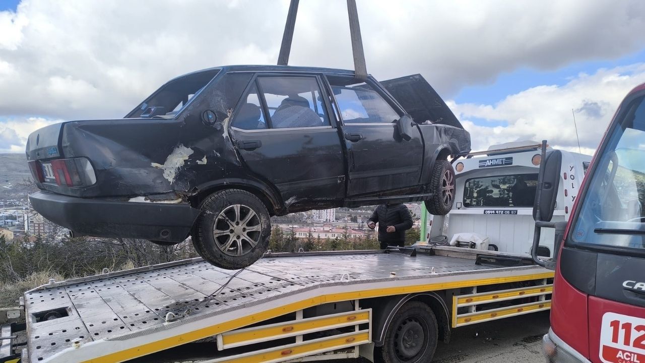 Yozgat’ta Trafik Kazası Otomobil Mezarlığa Uçtu (2)