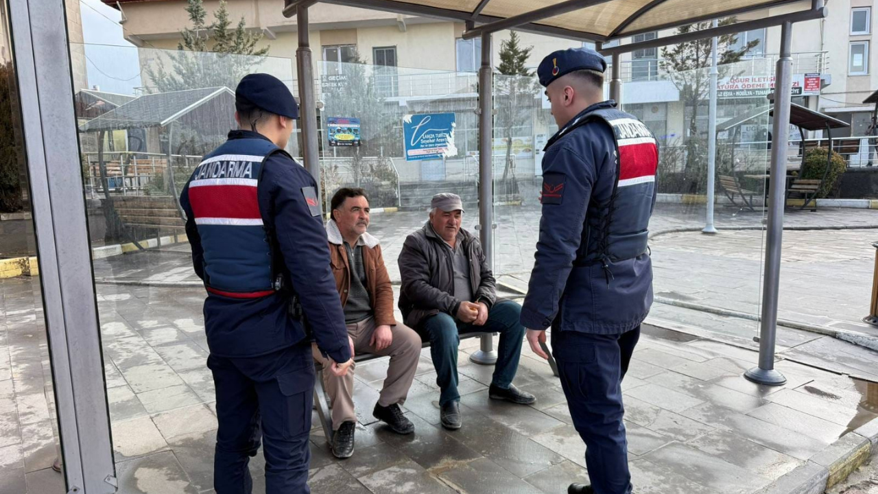 Yozgat’ta Vatandaşlara Dolandırıcılık Uyarısı Jandarmadan Yerinde Bilgilendirme (3)
