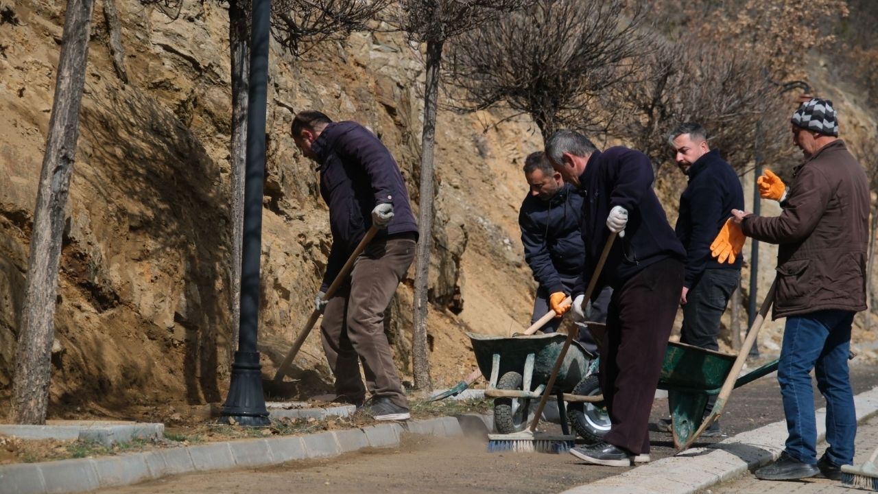 Akdağmadeni’nde Parklar Bahara Hazırlanıyor Bakım Çalışmaları Sürüyor (1)