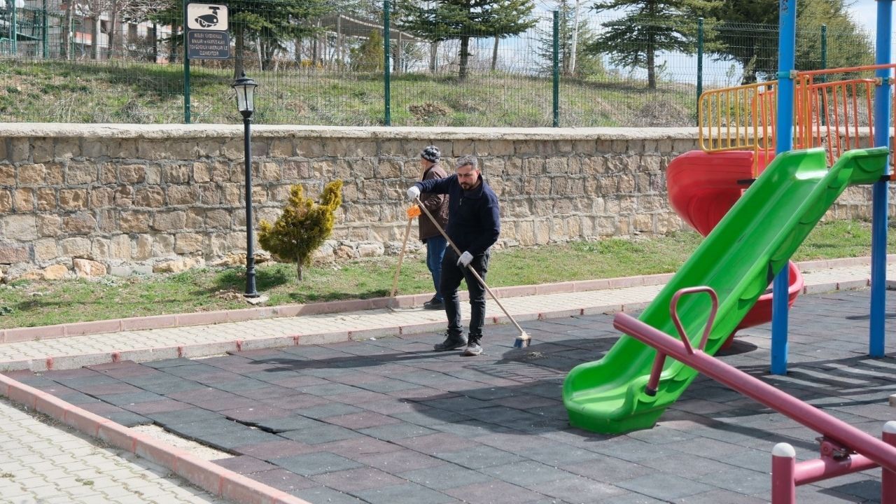 Akdağmadeni’nde Parklar Bahara Hazırlanıyor Bakım Çalışmaları Sürüyor (3)