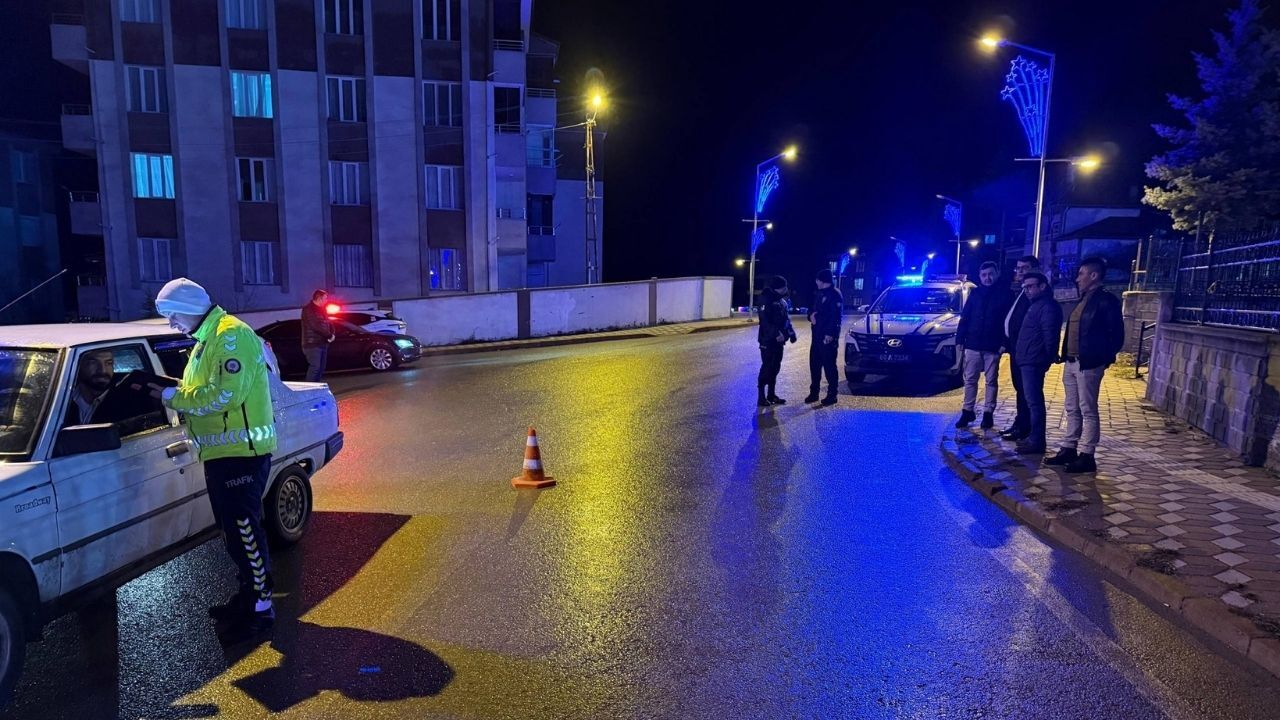 Akdağmadeni’nde Trafik Düzeni İçin Sürpriz Kontroller Başladı (1)