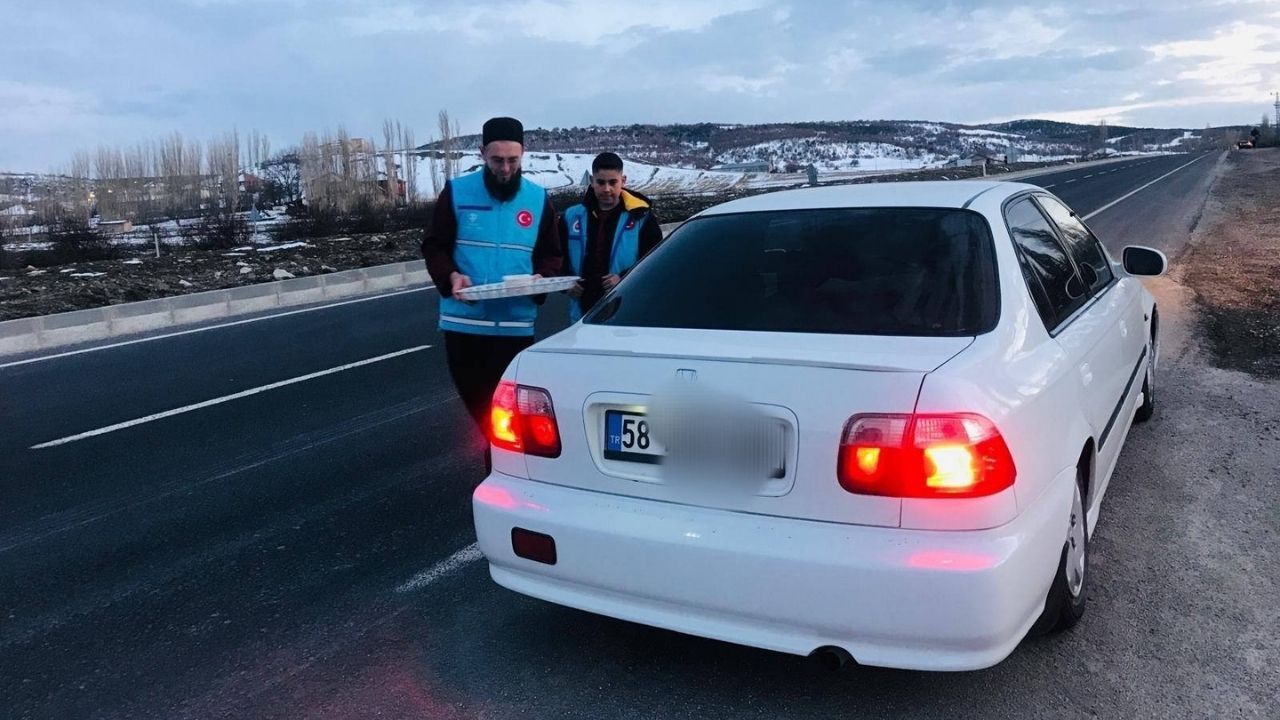 Akdağmadeni'nde Yolculara ‘İftara 5 Kala’ Sürprizi (1)