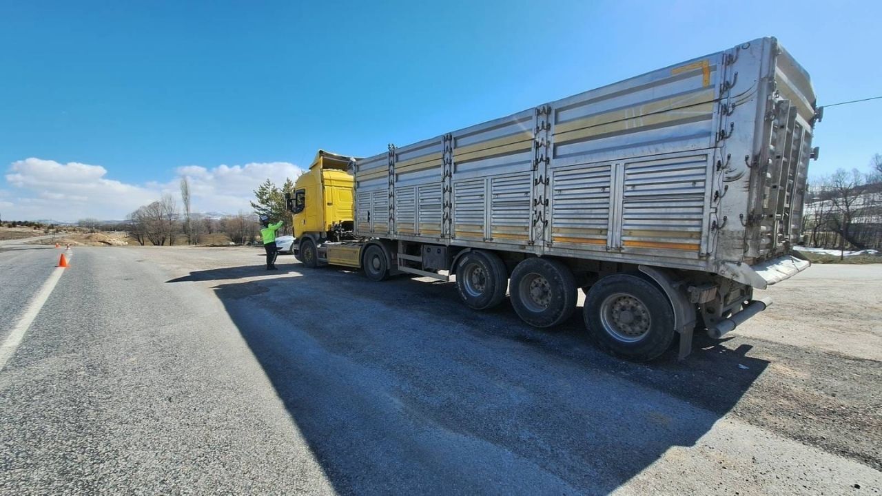 Bayram Öncesi Yozgat’ta Sürücülere Kritik Uyarı Yük Araçları Denetimden Geçti (2)