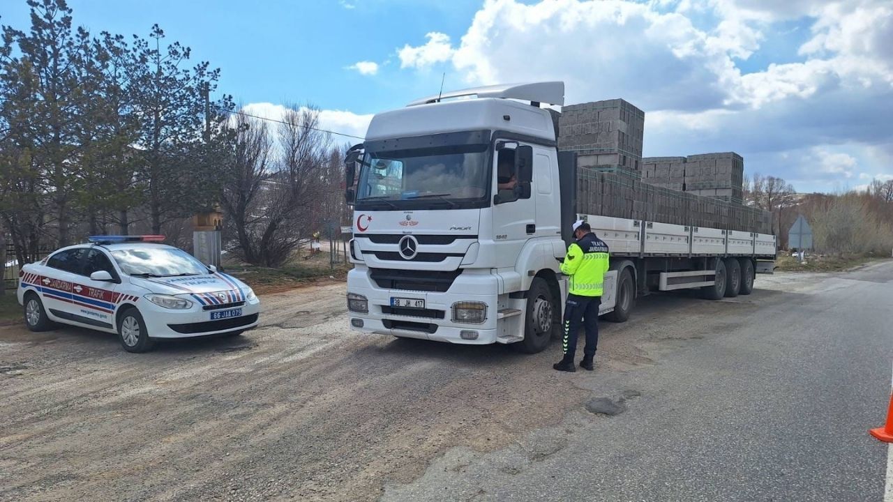 Bayram Öncesi Yozgat’ta Sürücülere Kritik Uyarı Yük Araçları Denetimden Geçti (3)