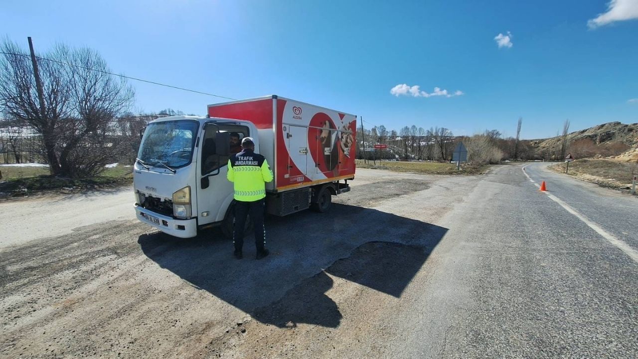 Bayram Öncesi Yozgat’ta Sürücülere Kritik Uyarı Yük Araçları Denetimden Geçti (4)