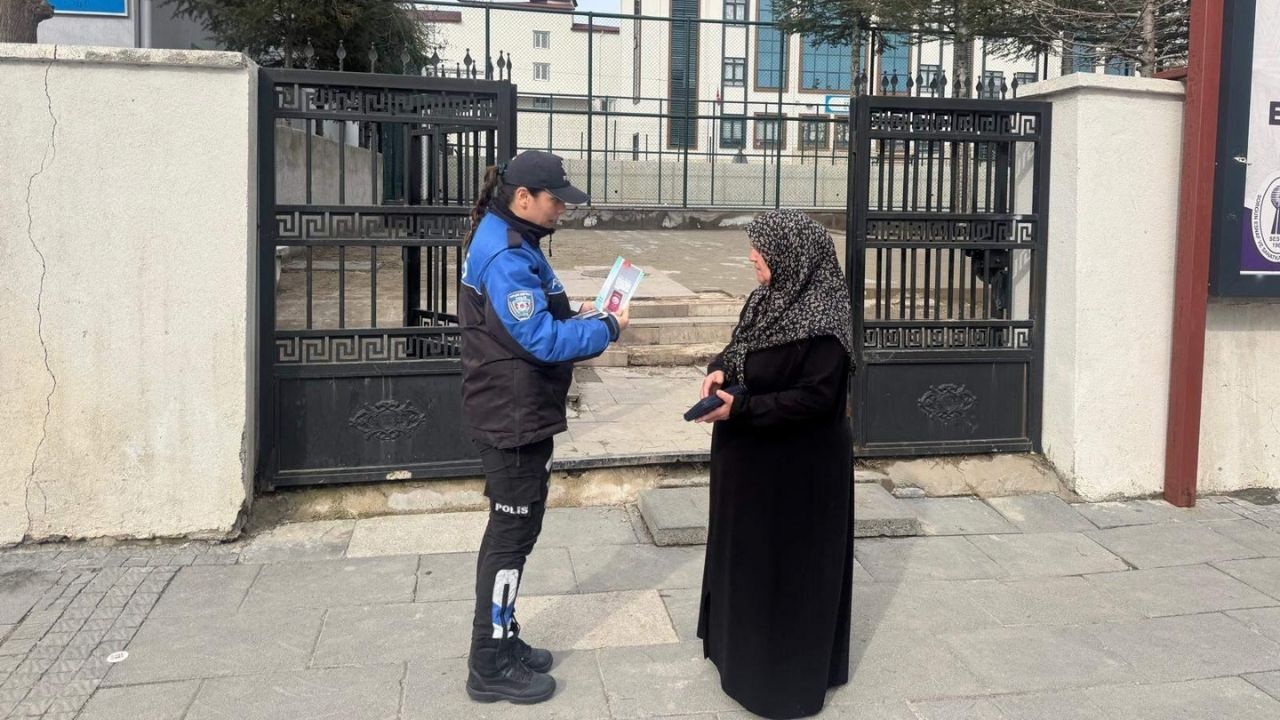 Emniyet Ekiplerinden Yozgat’ta Dikkat Çeken Çalışma Birçok Kişiye Önemli Uyarılar Yapıldı (1)