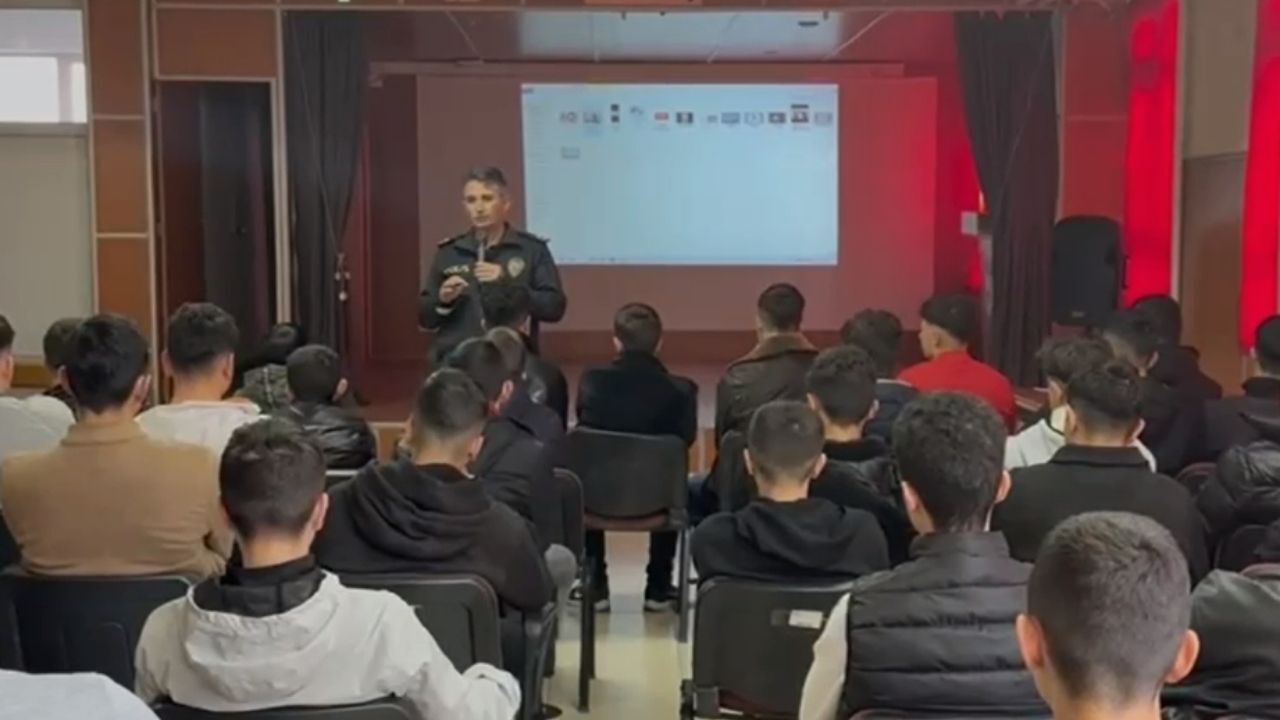 Her Gün Bir Sınıfımızın Misafiriyiz Sarıkaya’da Polis Öğrencilere Eğitim Veriyor (2)