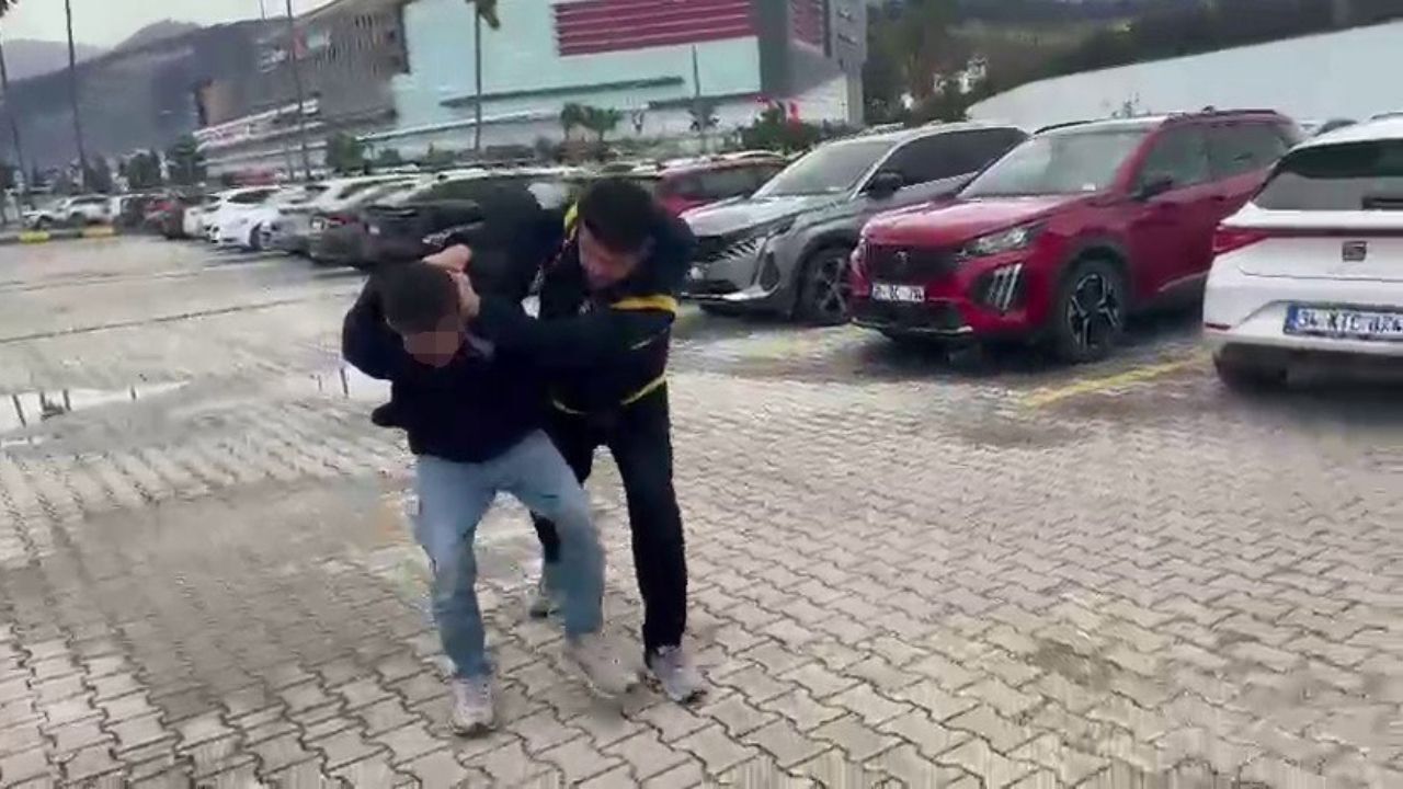 Kadınlar Tuvaletinde Gizlenip 15 Kadının Görüntüsünü Çekti