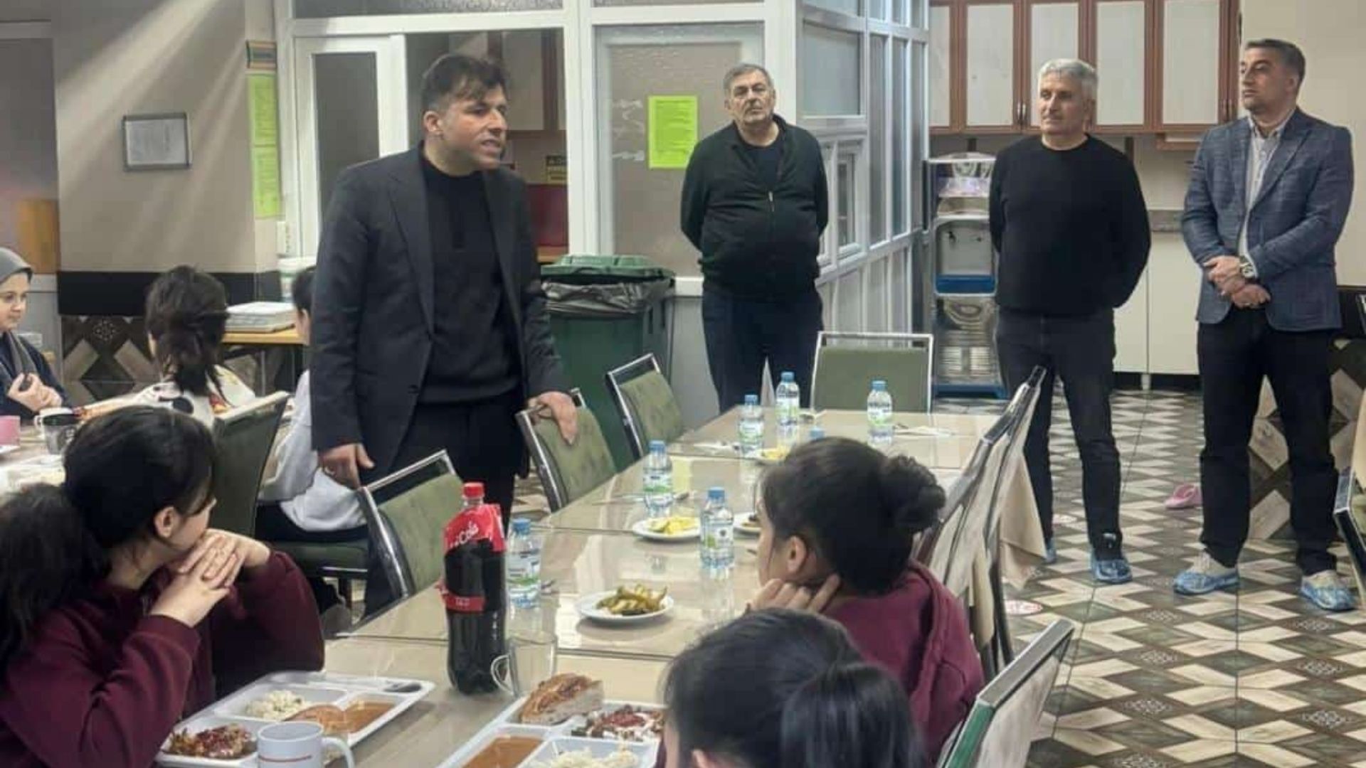 Ramazan Akşamında Yozgat’ta Dikkat Çeken Tablo Aynı Sofrada Buluştular2