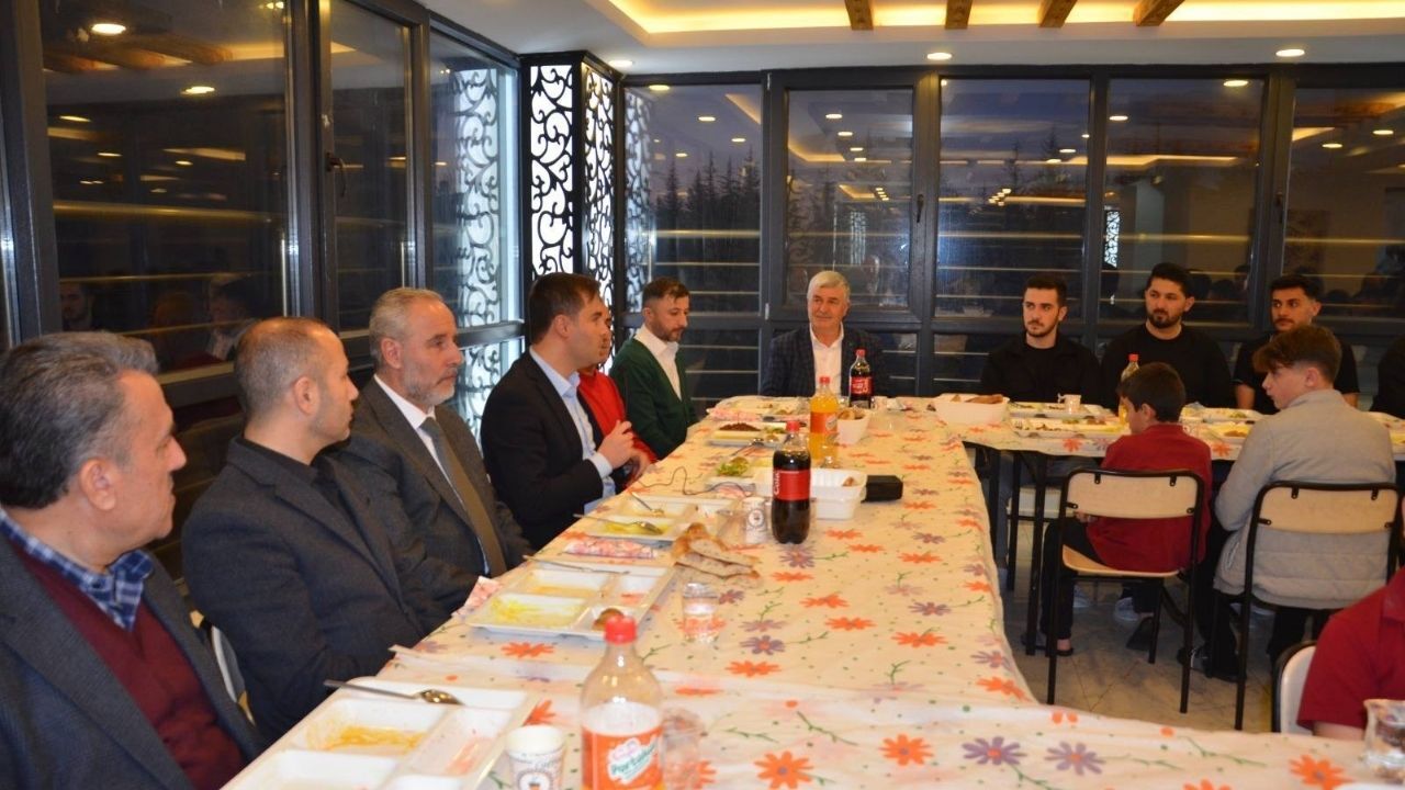 Sarıkaya’da Gençlere Özel İftar Programı Protokol Ve Gençler Bir Araya Geldi (4)