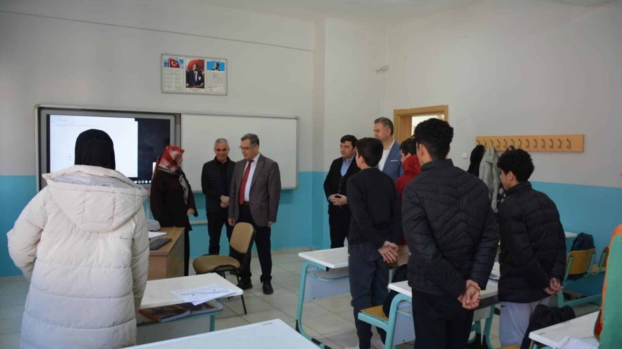 Sınıflara Sürpriz Ziyaret Yozgat’ta İl Müdürü Öğrencilerle Buluştu (2)