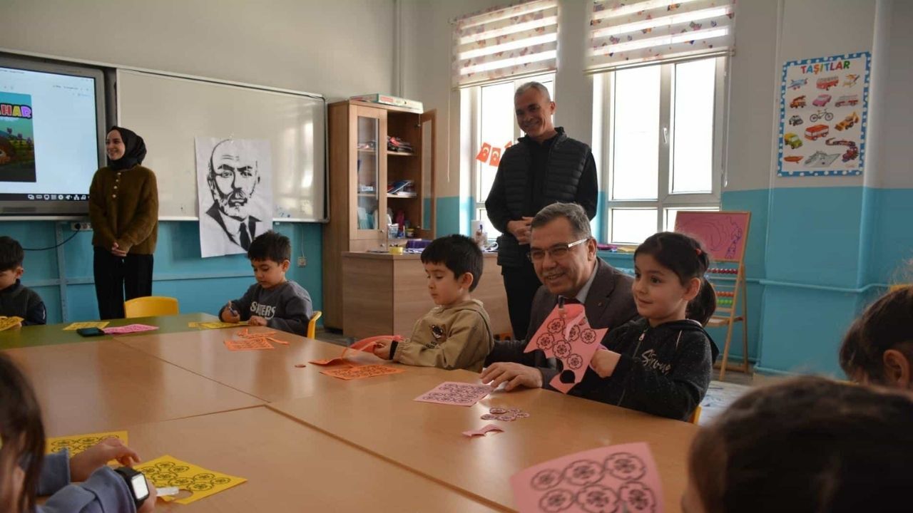 Sınıflara Sürpriz Ziyaret Yozgat’ta İl Müdürü Öğrencilerle Buluştu (4)